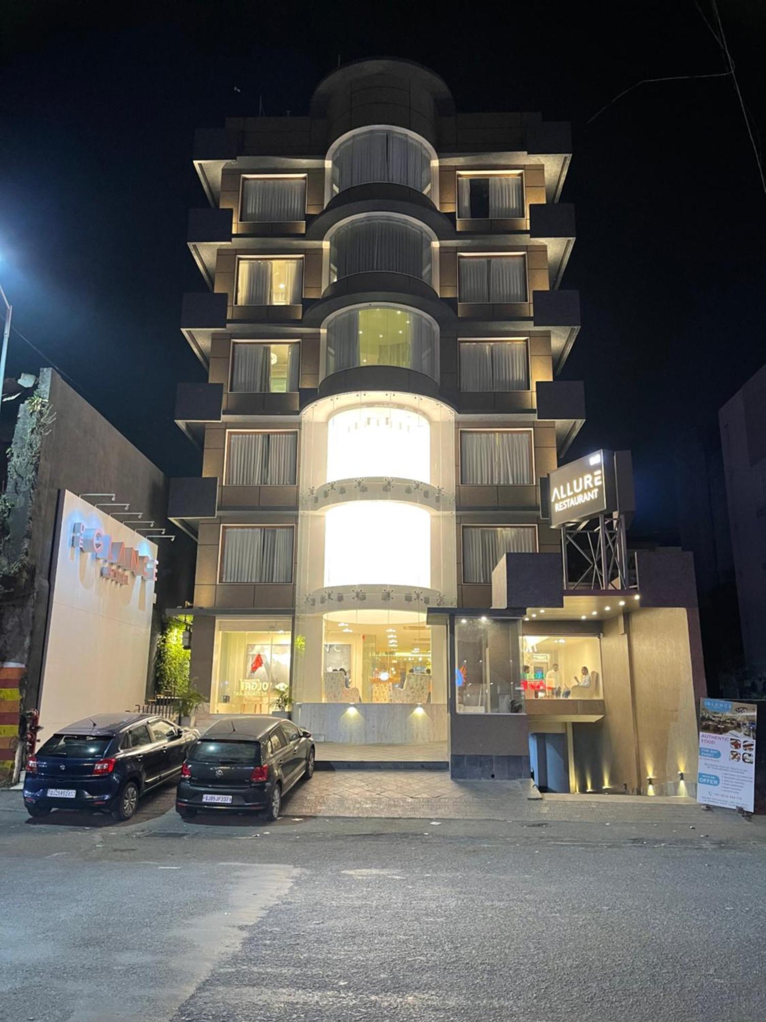 De Glance Hotel Surat Exterior foto